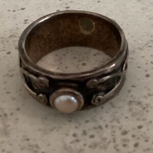 Sterling chunky ring with pearl set. Vintage I think. Great condition. SZ 7